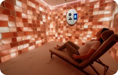 Halogenerator installed in a salt room